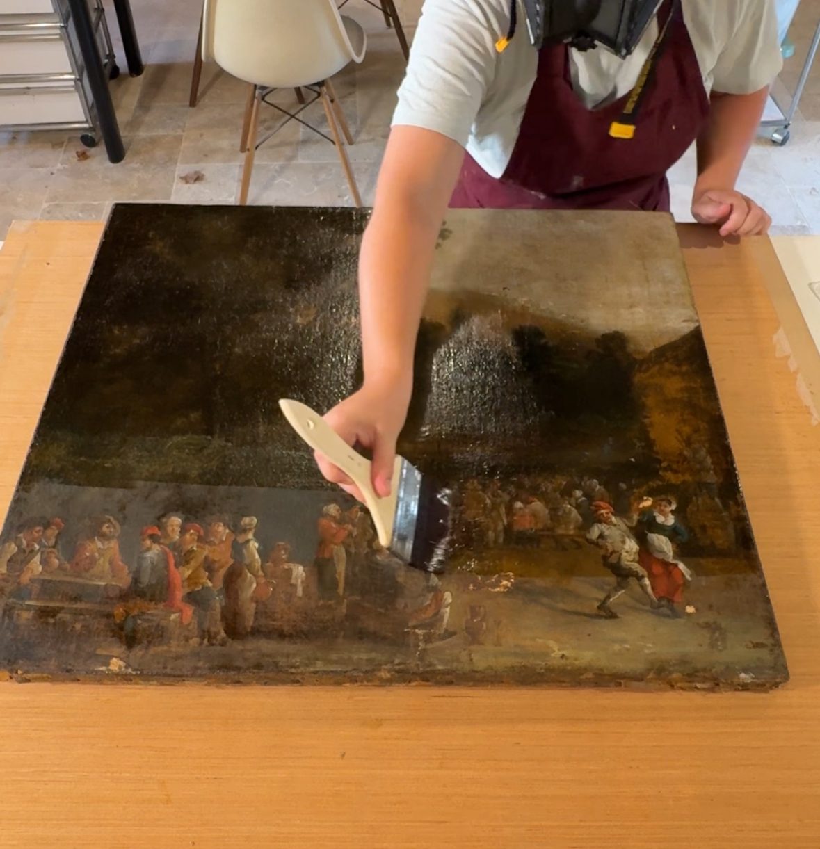 Pose de vernis intermédiaire sur une toile ancienne