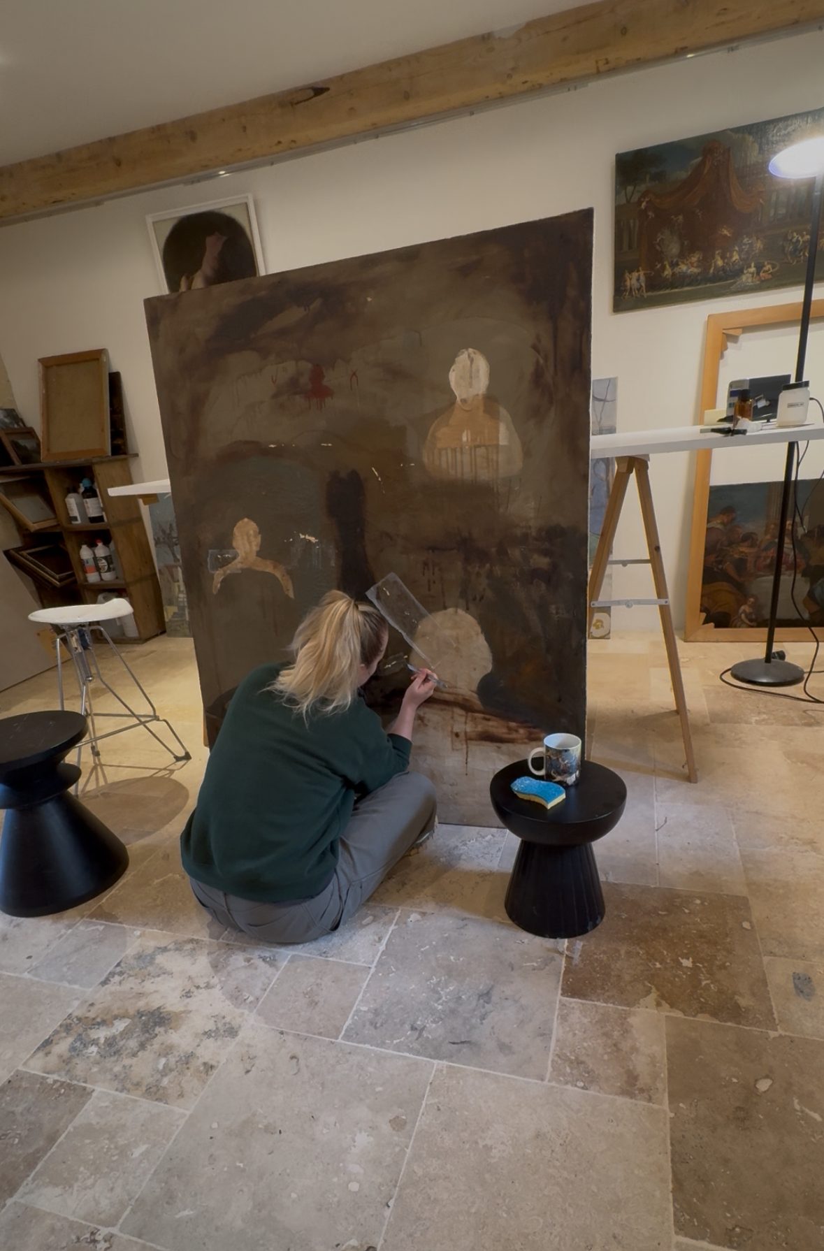 Restauratrice au travail sur une œuvre contemporaine